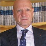 DOCENTE IMPARTISCE LEZIONI DI DIRITTO A STUDENTI DEGLI ISTITUTI TECNICI